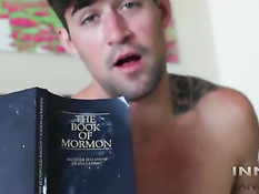 Гомосексуальный парень с татуировками в постели дрочит свой хуй