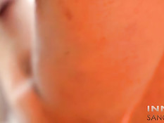 Гомосексуальный парень с татуировками в постели дрочит свой хуй