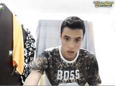 Гомосексуальный парнишка в порно чате играет с длинным членом