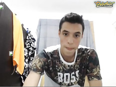 Гомосексуальный парнишка в порно чате играет с длинным членом