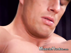 Мускулистый молодой гей раздевается догола и дрочит свой пенис