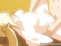 Светловолосая аниме девушка с хвостиками дрочит парню в ванной