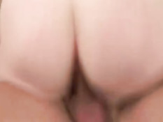 Зрелая блондинка с маленькой грудью сосёт хуй и ебётся на диване