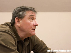 Скромная девчонка раздевается и трахается с пожилым мужчиной