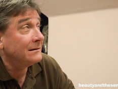 Скромная девчонка раздевается и трахается с пожилым мужчиной