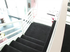 Белая женщина заставила мулатку уборщицу заняться лесби сексом