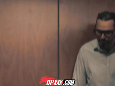 Мужики в застрявшем лифте ебут грудастую девку Valentina Nappi