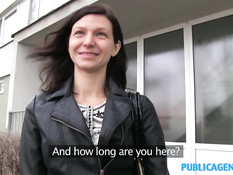 Украинская девка с волосатой киской занимается сексом в машине