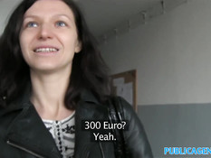 Украинская девка с волосатой киской занимается сексом в машине