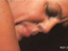 Блондинка из ретро порно сосёт и трахается с мужиком в его машине