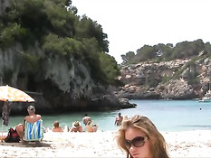 Соблазнительная девушка в микро бикини позирует на летнем пляже