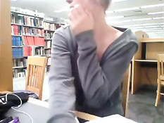 Блондинка Kendra Sunderland показывает свои сиськи в библиотеке
