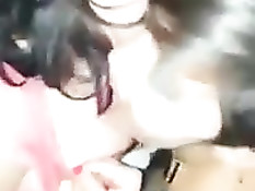 Парень снимает на телефон горячие поцелуи двух латинских шалав