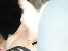 Парень снимает на телефон горячие поцелуи двух латинских шалав