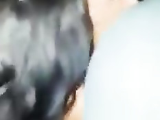 Парень снимает на телефон горячие поцелуи двух латинских шалав