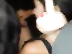 Парень снимает на телефон горячие поцелуи двух латинских шалав