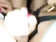 Парень снимает на телефон горячие поцелуи двух латинских шалав