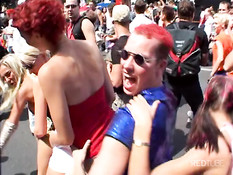 Европейские девки отлизывают и сосут на музыкальном фестивале