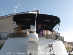 Девки на катере снимают купальники и показывают свои прелести