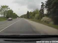 Татуированная чешская девка дрочит член и трахается с водителем