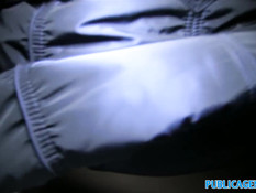 Блондиночка ночью на скамейке трахается с незнакомым мужчиной