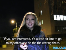 Блондиночка ночью на скамейке трахается с незнакомым мужчиной