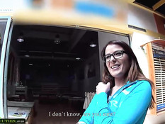 Очкастая девка отсасывает и ебётся раком в примерочной кабинке