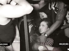 Молодая шалава Alina Li ночью отсасывает и ебётся возле машины