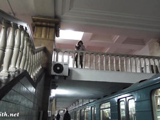 Русская девчонка постоянно ездит в метро в колготках без трусиков