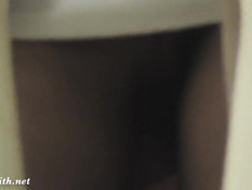 Русская девчонка постоянно ездит в метро в колготках без трусиков