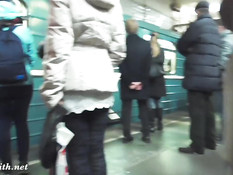 Русская девчонка постоянно ездит в метро в колготках без трусиков