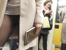 Русская девчонка постоянно ездит в метро в колготках без трусиков