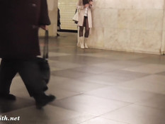 Русская девчонка постоянно ездит в метро в колготках без трусиков
