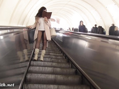 Русская девчонка постоянно ездит в метро в колготках без трусиков