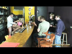 Бармен трахает молодую блондиночку в чулках в маленьком баре