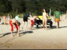 Безбашенная русская девчонка разгуливает по пляжу в голом виде