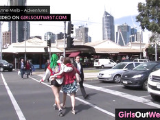 Две бесстыжие девчонки отлизывают киску в общественных местах