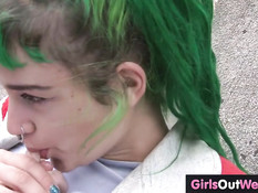 Две бесстыжие девчонки отлизывают киску в общественных местах