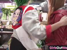 Две бесстыжие девчонки отлизывают киску в общественных местах