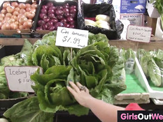 Две бесстыжие девчонки отлизывают киску в общественных местах