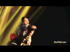 Японская девчонка снимает кимоно и показывает эротическое шоу