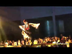 Японская девчонка снимает кимоно и показывает эротическое шоу