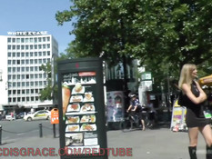 Голую блондинку секс рабыню заставили сосать и ебаться на улице