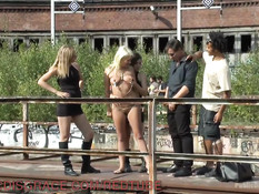 Голую блондинку секс рабыню заставили сосать и ебаться на улице