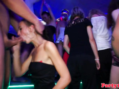 Европейские девки жадно отсасывают и дрочат стриптизёрам члены