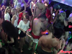 Европейские девки жадно отсасывают и дрочат стриптизёрам члены