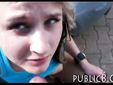 Красивая чешская блондинка показывает попу и ебётся на стоянке