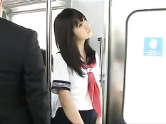 Мужики раздевают и ласкают в вагоне метро сексуальную японку
