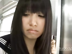 Мужики раздевают и ласкают в вагоне метро сексуальную японку