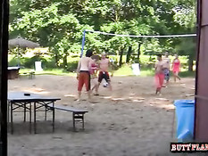 Отвёл к кустам брюнетку Rihanna Samuel и дал подрочить свой член